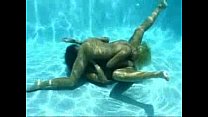 Страстные лесбиянки занимаются сексом под водой и получают максимум удовольствия